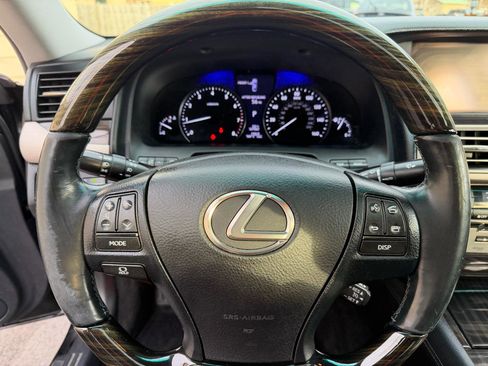 Used 2013 Lexus LS 460 AWD w/ Comfort Pkg image 18