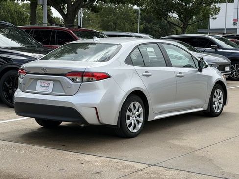 Used 2025 Toyota Corolla LE FWD image 4