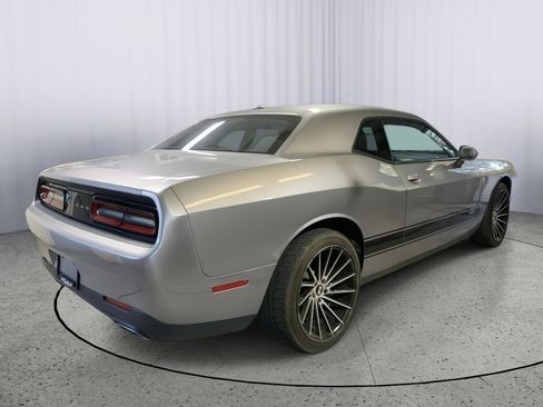 Used 2016 Dodge Challenger SXT image 8