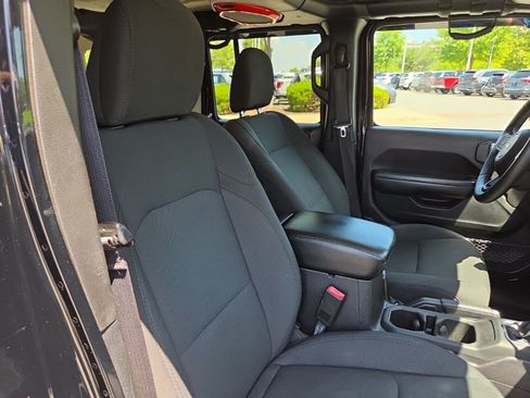 Used 2018 Jeep Wrangler Unlimited Sport S AWD/4WD image 35