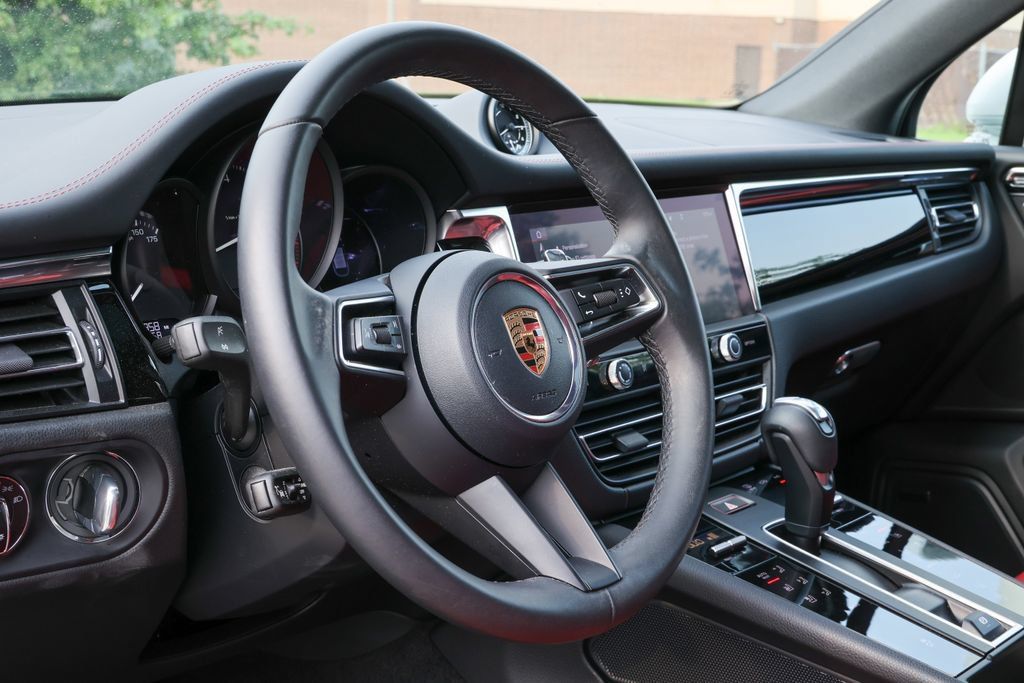 Certified 2026 Porsche Macan AWD/4WD image 30