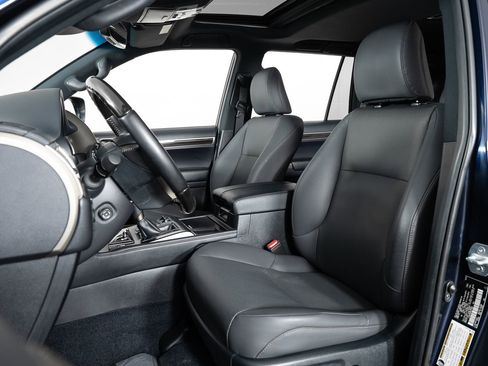 Used 2021 Lexus GX 460 Premium w/ Premium Package image 15