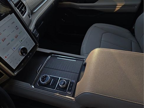 Used 2024 Ford Expedition Limited image 20