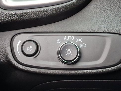 Used 2022 Chevrolet Trax LT w/ LT Convenience Package image 23