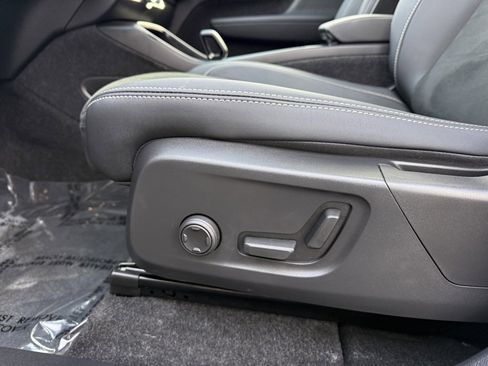 Used 2023 Volvo XC40 Recharge Plus image 16