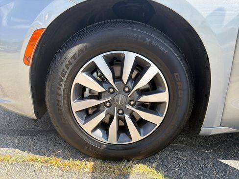 Used 2021 Chrysler Pacifica Touring-L FWD image 26
