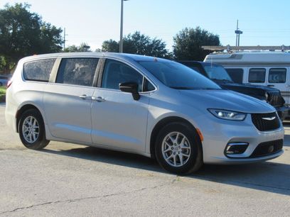 Used 2024 Chrysler Pacifica Touring-L