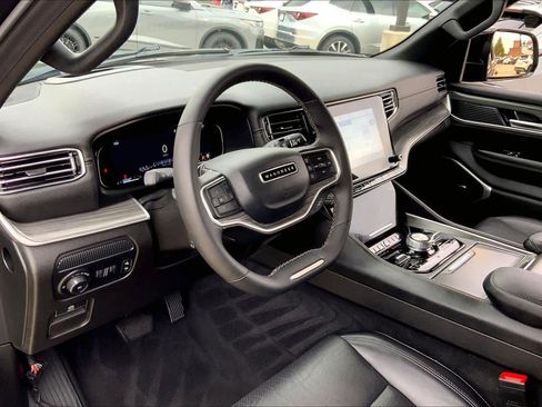 Used 2023 Jeep Wagoneer L Series III w/ Preferred Equipment Group image 17