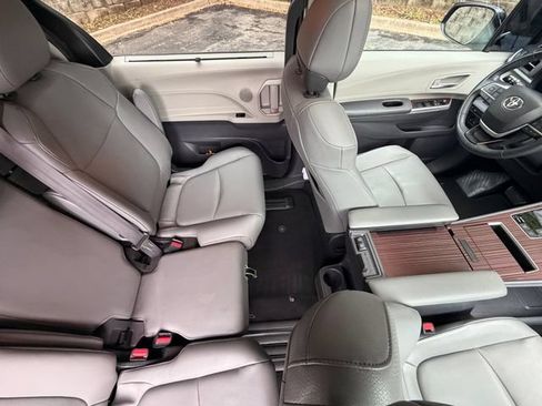Used 2022 Toyota Sienna XLE FWD image 34