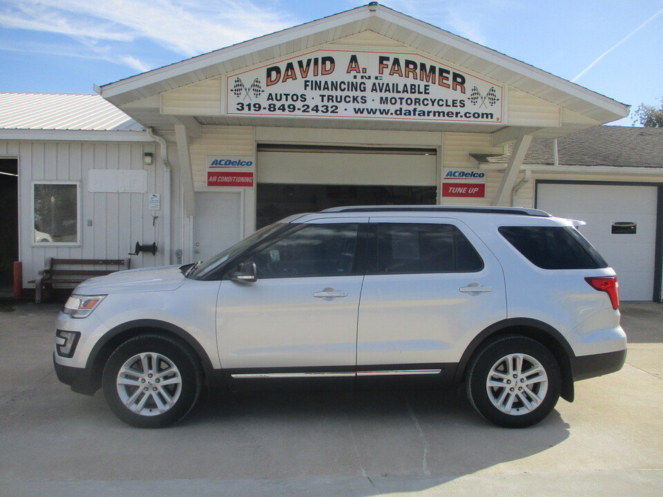 Used 2017 Ford Explorer XLT w/ Equipment Group 202A FWD image 13