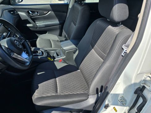 Used 2018 Nissan Rogue SV AWD/4WD image 13