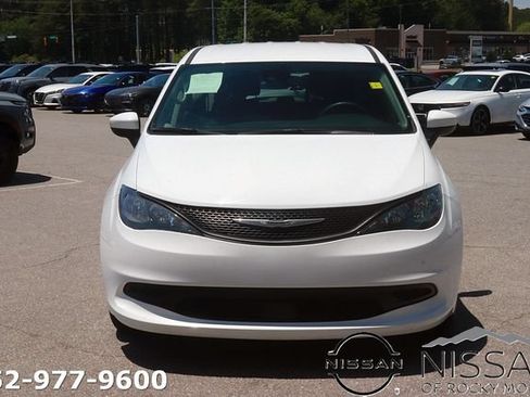 Used 2023 Chrysler Voyager LX FWD image 2