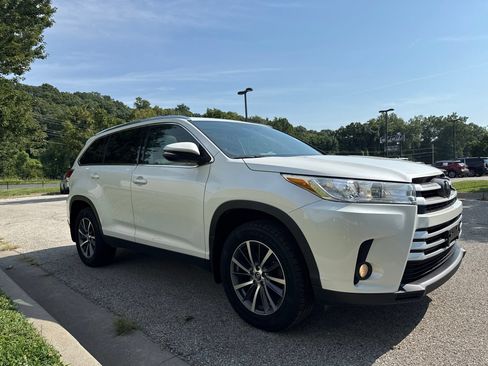 Used 2019 Toyota Highlander XLE AWD/4WD image 3