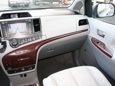 Used 2014 Toyota Sienna XLE image 12