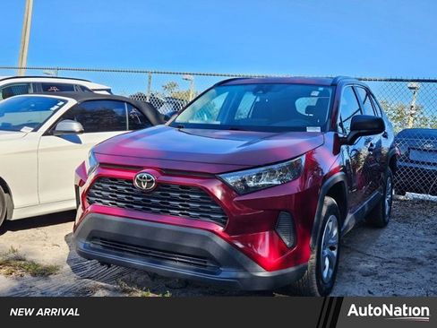 Used 2021 Toyota RAV4 LE image 1