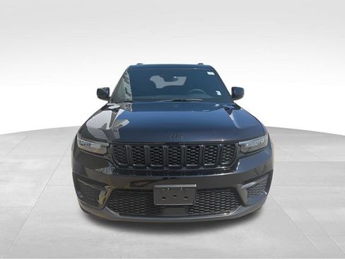 Used 2023 Jeep Grand Cherokee Altitude AWD/4WD image 3