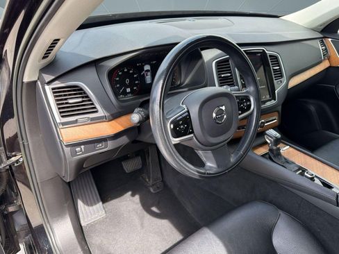 Used 2022 Volvo XC90 T5 Momentum w/ Climate Package FWD image 4