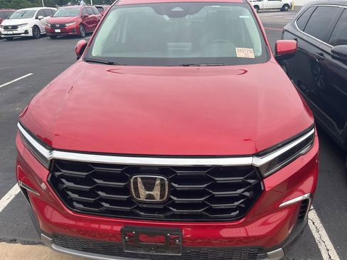 Used 2025 Honda Pilot Touring image 2