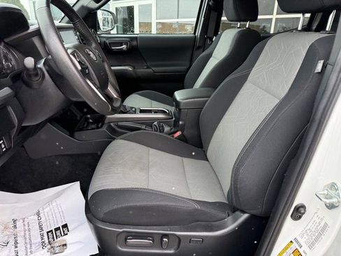 Used 2022 Toyota Tacoma TRD Off-Road image 16