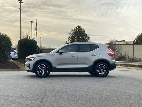 Used 2025 Volvo XC40 B5 Core image 14