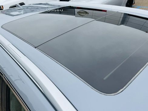 Used 2023 Nissan Rogue SL w/ SL Premium Package image 6