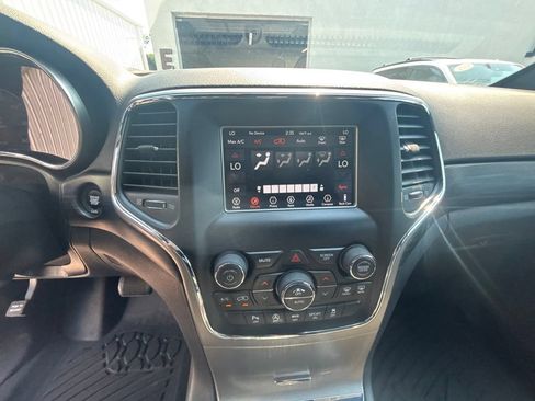 Used 2020 Jeep Grand Cherokee Laredo AWD/4WD image 14