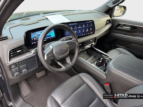 Used 2025 Chevrolet Suburban Z71 image 11