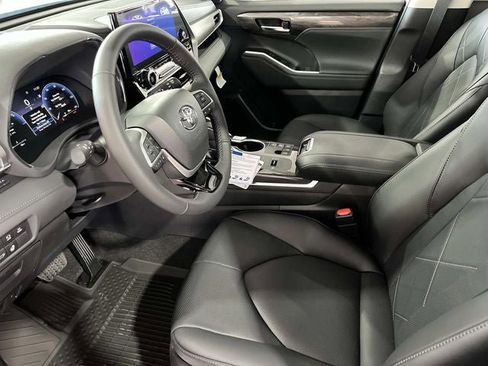 New 2026 Toyota Highlander Platinum image 23