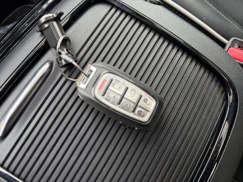 Used 2025 Chrysler Pacifica Limited image 28