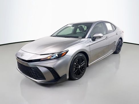 Used 2025 Toyota Camry SE image 3