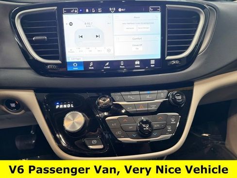 Used 2024 Chrysler Pacifica Touring-L image 9