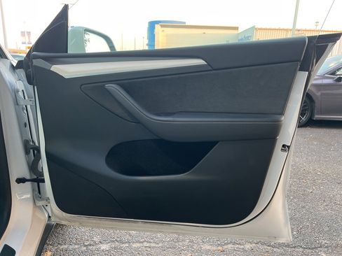 Used 2022 Tesla Model Y Long Range image 11