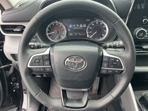Used 2024 Toyota Highlander LE FWD image 19