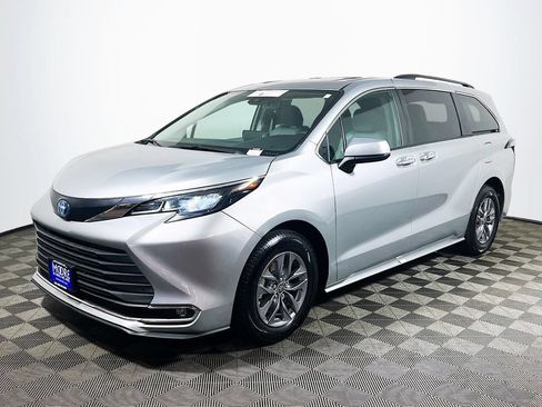 Certified 2024 Toyota Sienna XLE FWD image 3