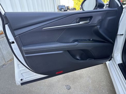 Used 2025 Toyota Camry SE image 6