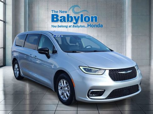 Used 2024 Chrysler Pacifica Touring-L image 6