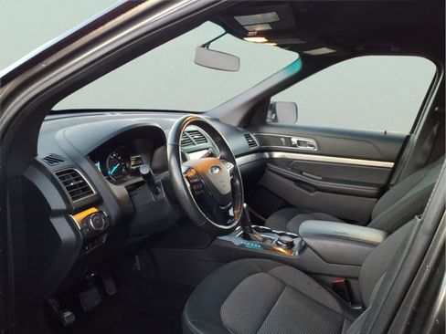 Used 2018 Ford Explorer XLT image 8