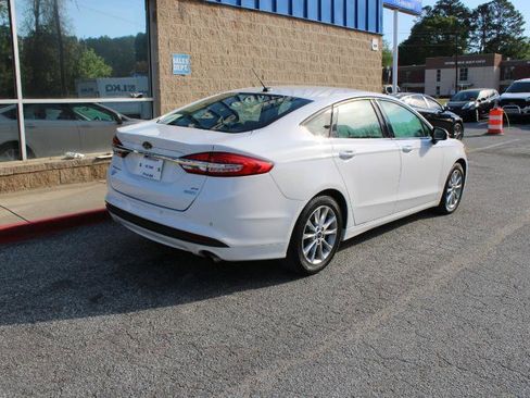 Used 2017 Ford Fusion SE w/ Fusion SE Technology Package FWD image 4