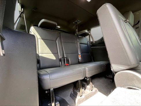 Used 2024 Chevrolet Suburban LT RWD image 27