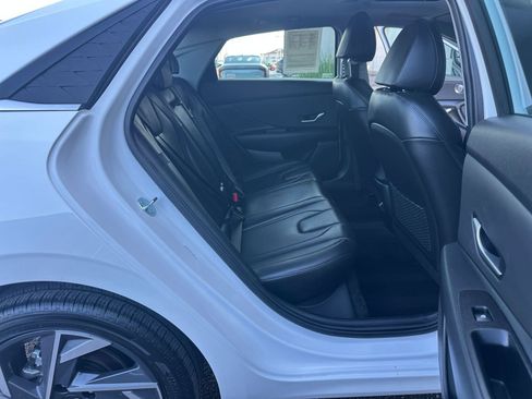 Used 2025 Hyundai Elantra Limited image 27