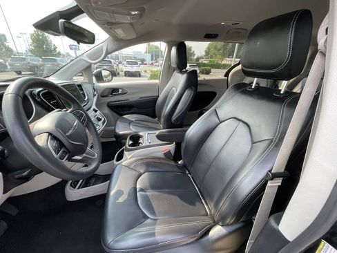 Used 2023 Chrysler Pacifica Touring-L FWD image 20