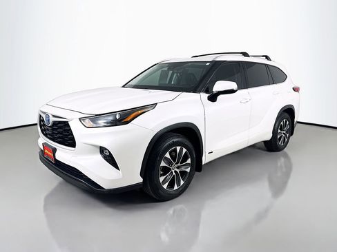 Used 2023 Toyota Highlander XLE AWD/4WD image 4