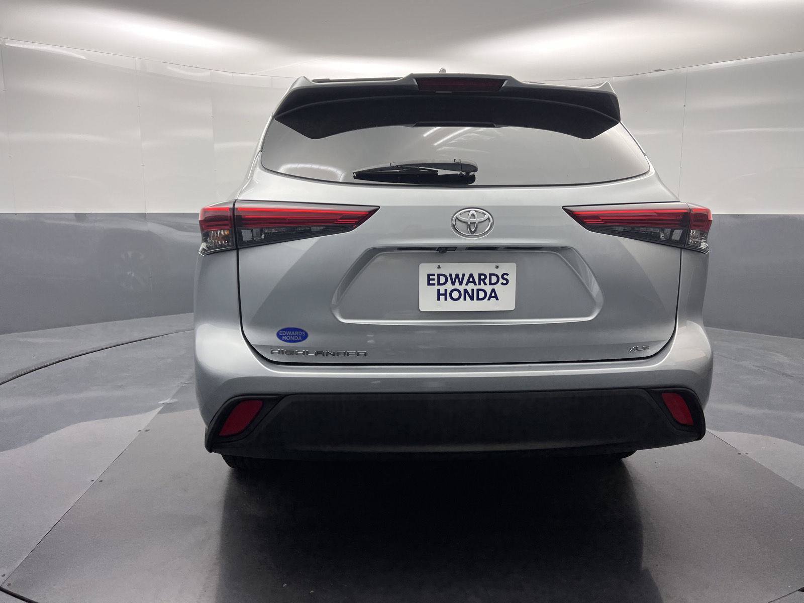 Used 2020 Toyota Highlander XLE FWD image 37
