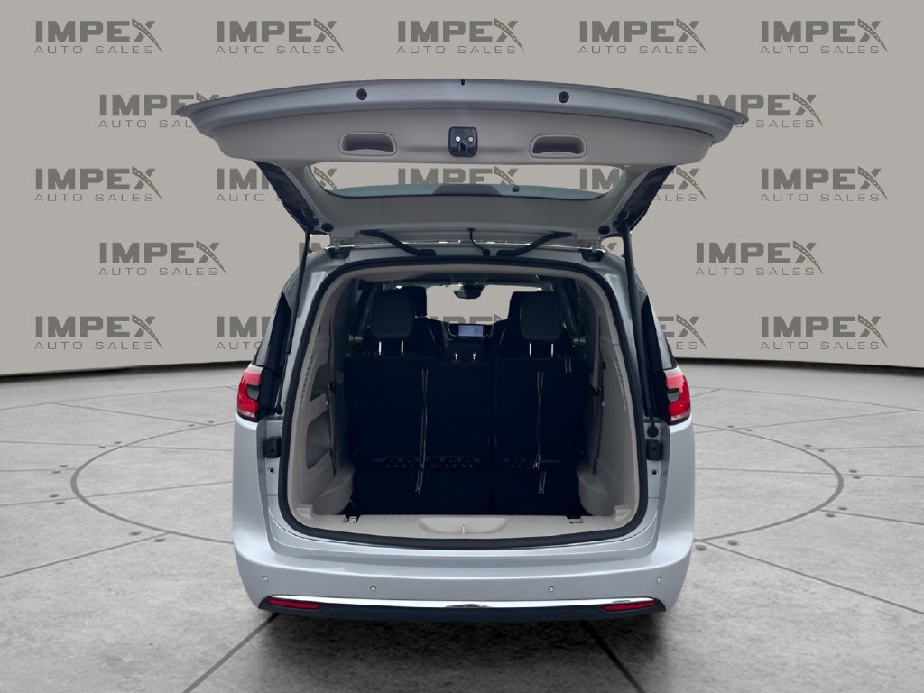 Used 2024 Chrysler Pacifica Touring-L FWD image 26