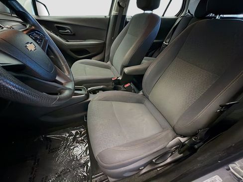 Used 2020 Chevrolet Trax LS w/ LPO, Cargo Package FWD image 11