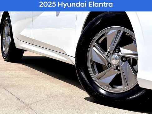 Used 2025 Hyundai Elantra SE w/ Cargo Package image 2