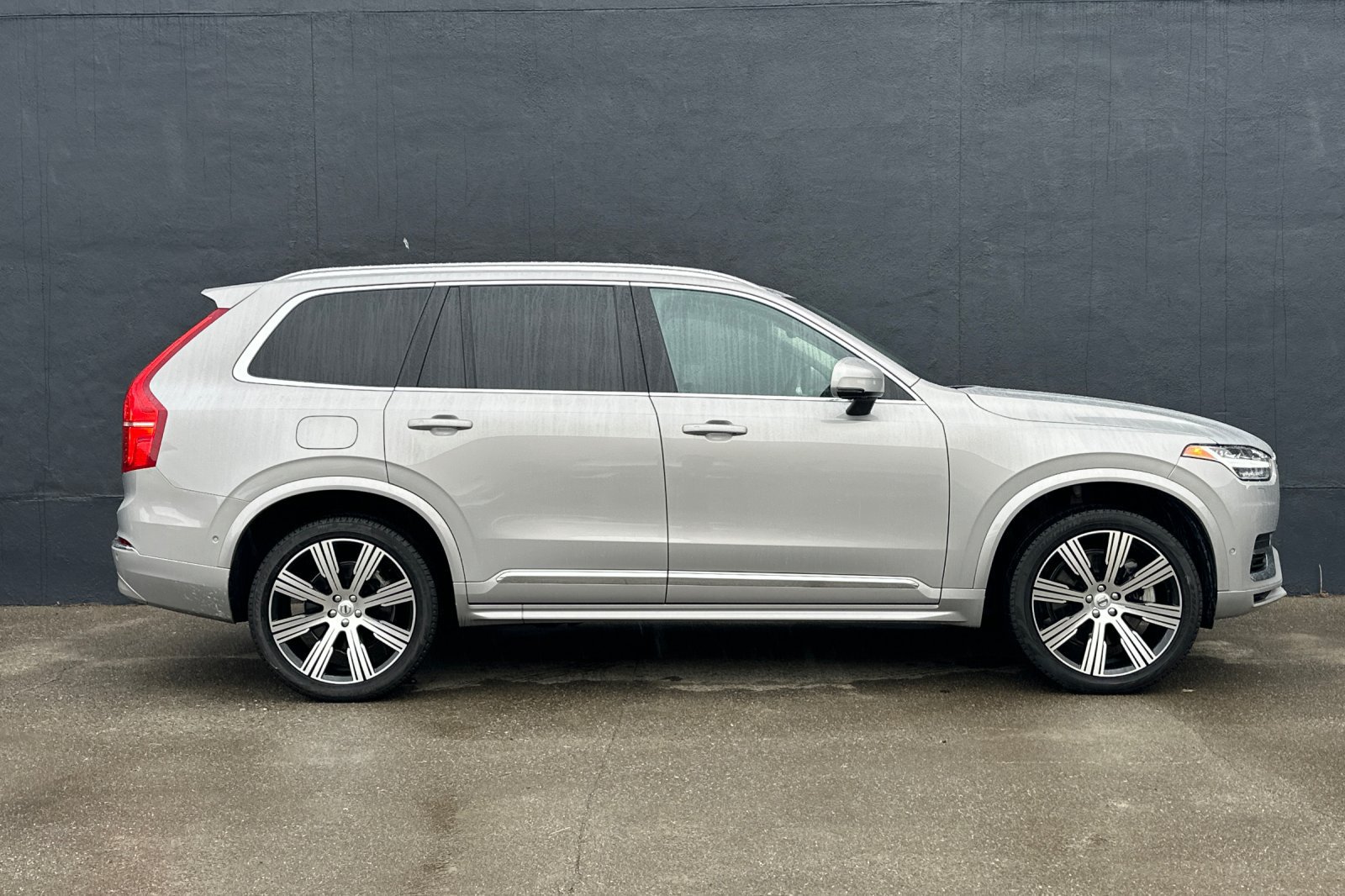 Certified 2025 Volvo XC90 T8 Plus w/ Protection Package Premier AWD/4WD image 9
