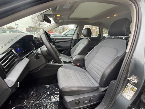 Used 2025 Volkswagen Jetta SE image 36