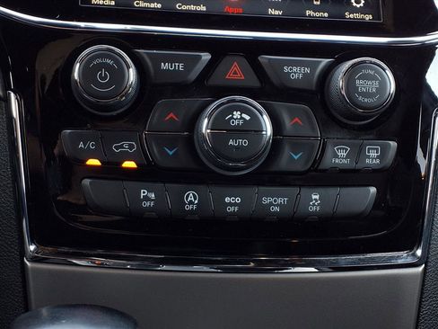 Used 2020 Jeep Grand Cherokee Altitude image 15