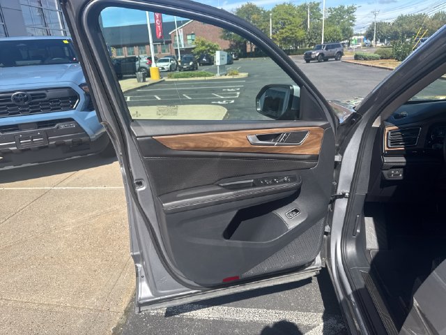 Used 2025 Volkswagen Atlas SE AWD/4WD image 12